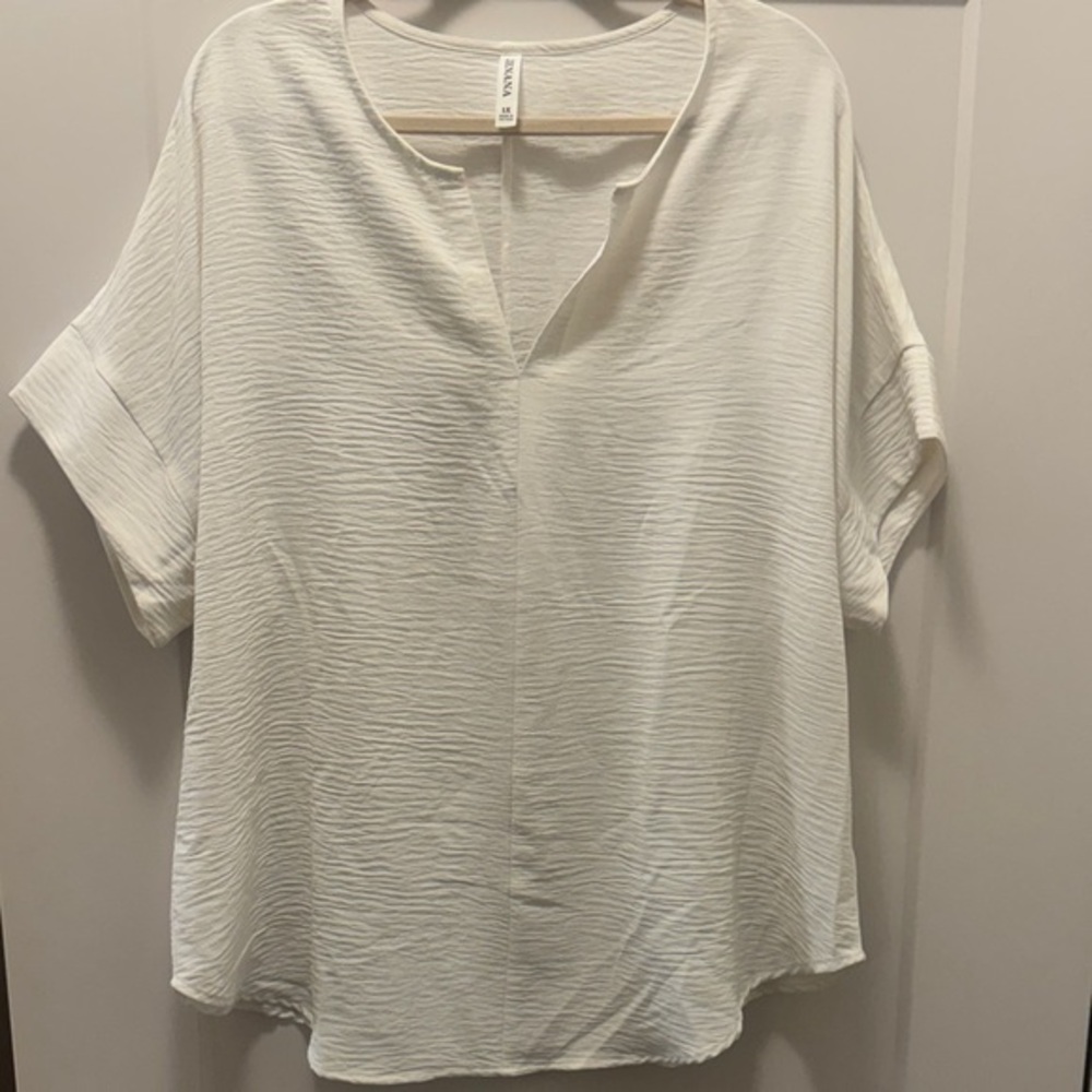 Zenana Outfitters Textured Blouse. 1X - Picture 1 of 4